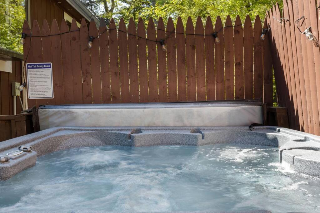 Mountain Oasis Hot Tub Game Fire Pit Holiday home Pocono Summit